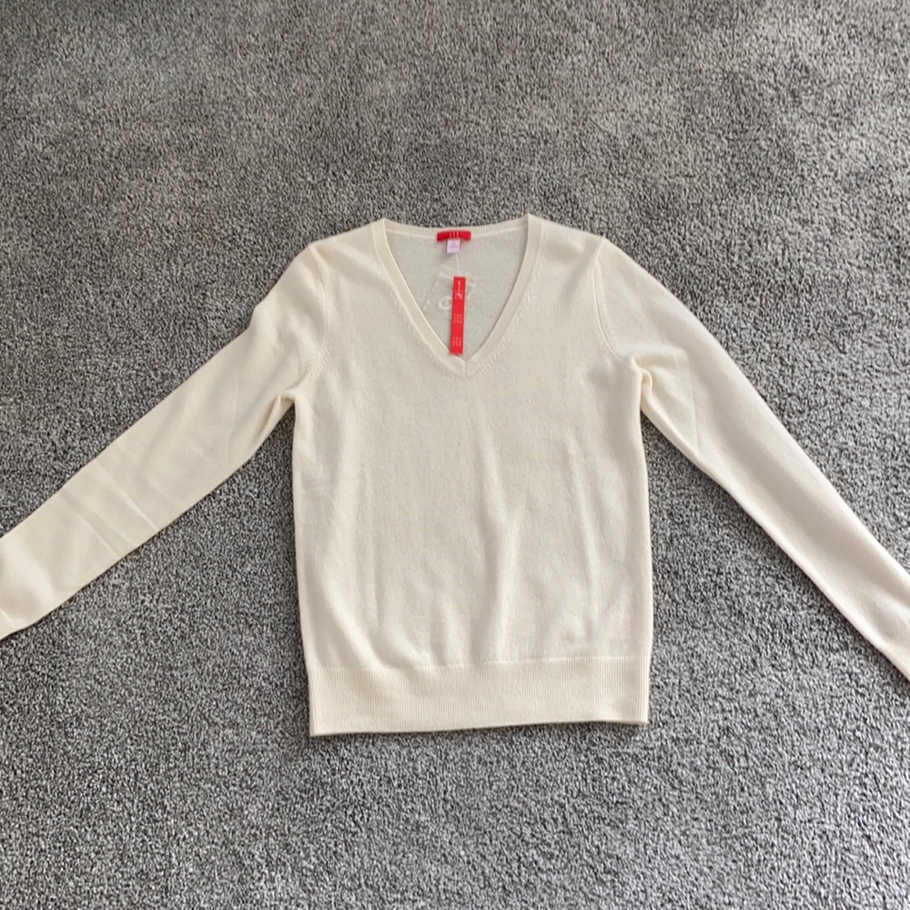 Fitted v neck cream cashmere sweater size small